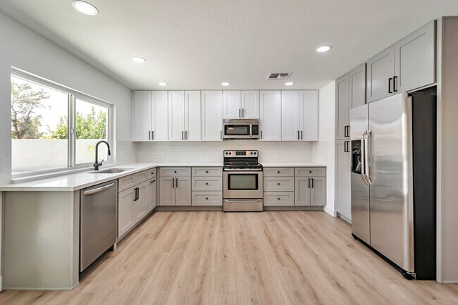 Foto del edificio - 3 Bedroom 2 Bath with Pool!