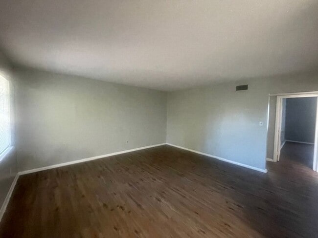 Building Photo - Updated Condo Off Country Club Road