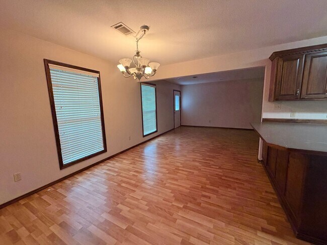 Building Photo - Discover this spacious 3-bedroom, 2-bathroom home in Russellville, AR.