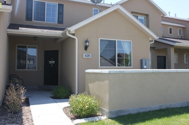 Building Photo - Spacious 3 Bedroom In Stansbury Park- Show...
