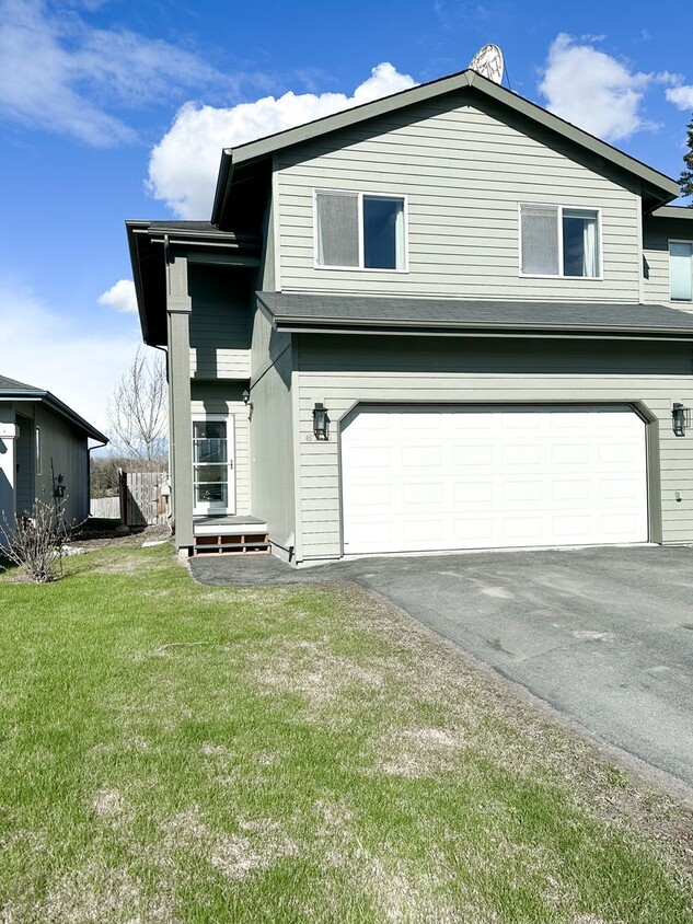 Primary Photo - Beautiful Duplex, High End Finishes with L...