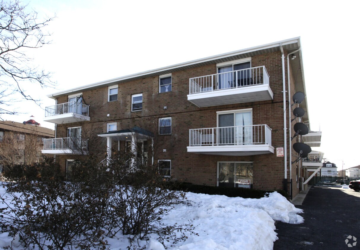 Building Photo - 300 7th Ave