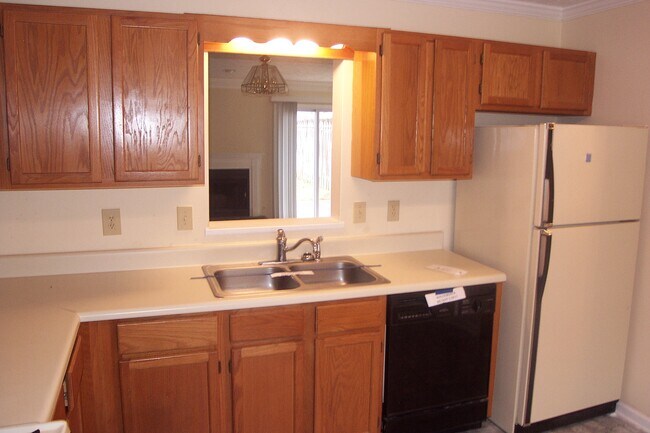 Kitchen - 1006 Kennesborough Rd NW
