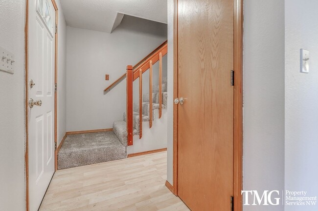 Building Photo - Spacious 3BD Home in Orchards with a MASSI...