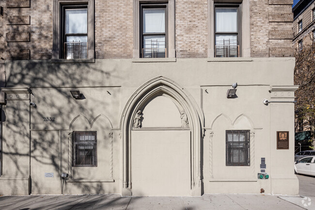 Foto del edificio - 2332 Adam Clayton Powell Jr Blvd