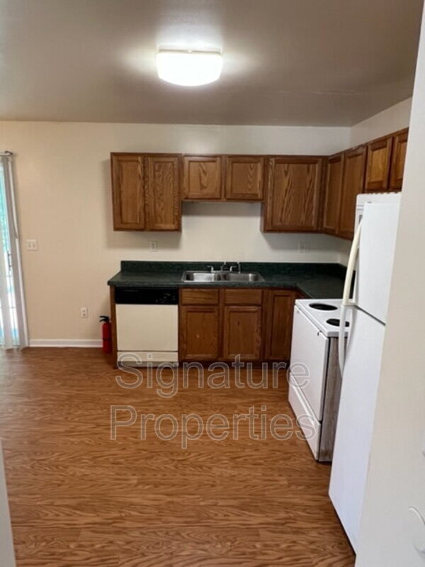 Foto del edificio - 555 Fairfax Ave