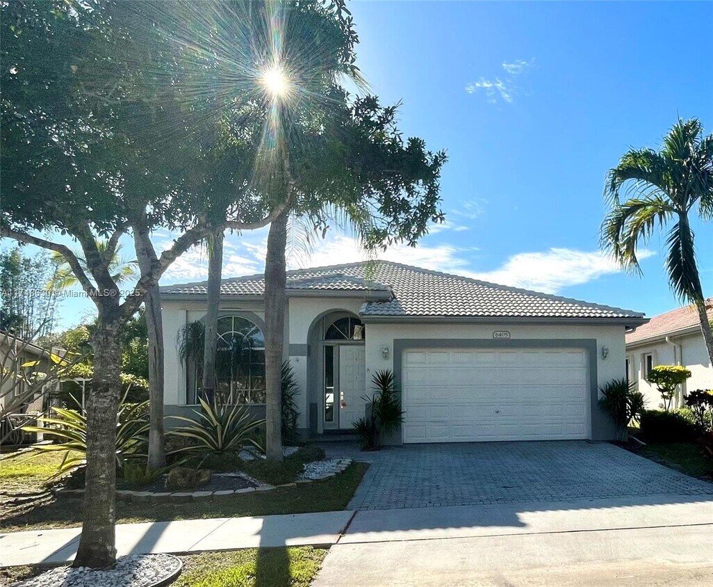 Foto principal - 6405 Lake Tern Ln