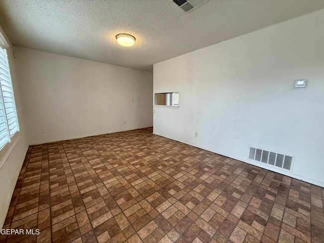 Foto del edificio - 12118 Royal Woods Dr