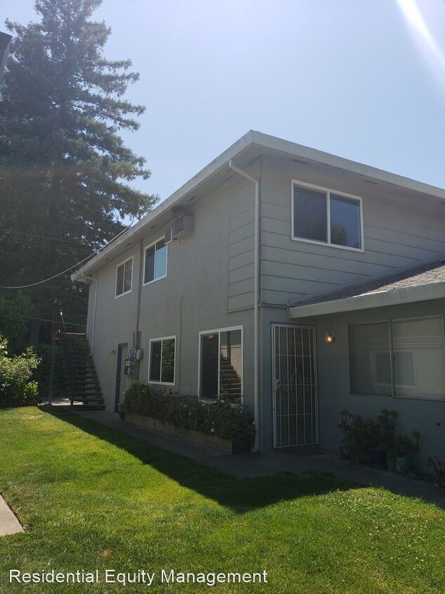 Primary Photo - 2 br, 1 bath House - 820 Cathedral Court #2