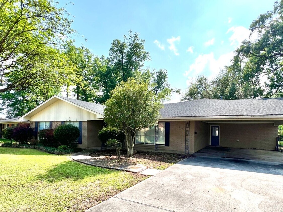 Primary Photo - Large Family Home 318 855-0558 office@cree...