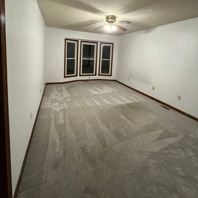Foto del edificio - 1520 E 123rd Terrace