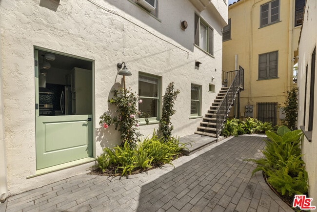 Building Photo - 3317 1/2 Hamilton Way