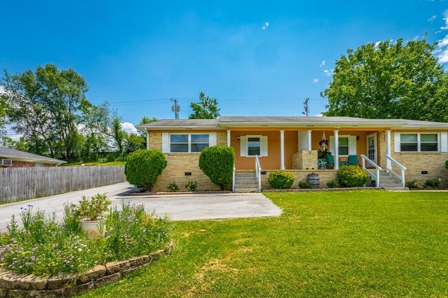 Building Photo - Newly Available! 2 Bedroom 1 Bathroom in the Heart of Hixson!