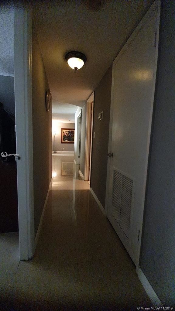 Foto del edificio - 920 NE 199th St
