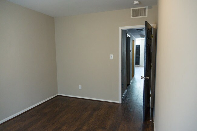 Building Photo - 2209 W Cary St