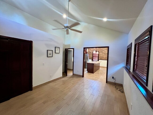 Foto del edificio - 104 Linwood Ave