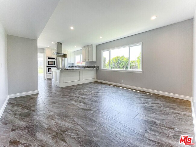 Foto del edificio - 3824 Surfwood Rd