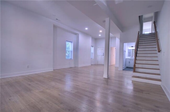 Building Photo - 1327 Reddour St