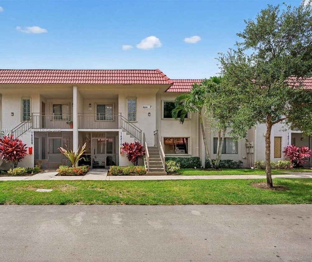 Foto principal - 16210 Laurel Dr