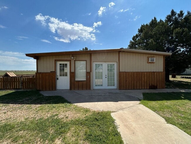 Building Photo - Texas Country Vibe for Living Solo