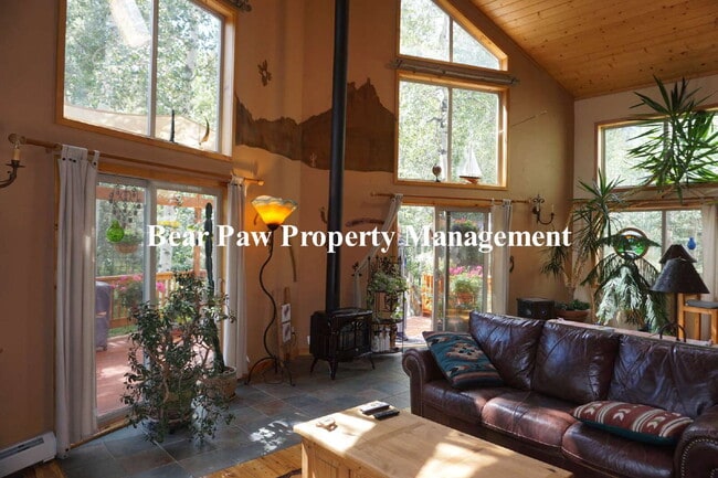 Building Photo - Beautiful FURNISHED Home on top of the wor...