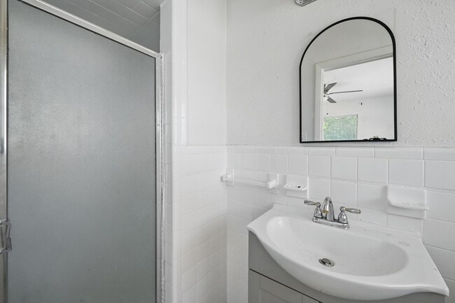 Building Photo - CHARMING AND QUAINT 4 bedroom, 2 bathroom ...