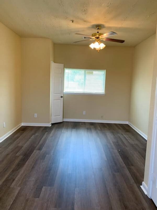 Foto del edificio - 4720 Yellowstone Blvd