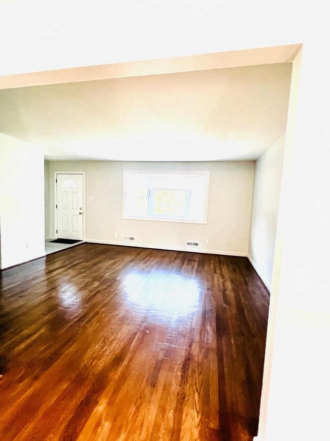 Foto del edificio - Beautiful 4 BR + den 2 FB home in corner lot!