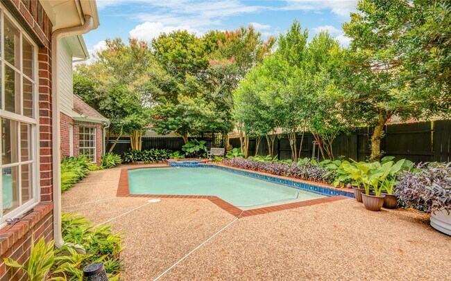 Foto del edificio - 3902 Lyndhurst Pl