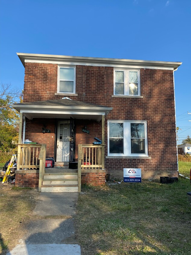Front - 4812 Chatsworth St