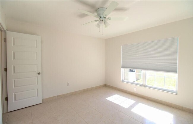 Foto del edificio - 2/2 ANNUAL UNFURNISHED HOME - Big Yard with New Fence in Naples Park! – Quick Move-In, No HOA