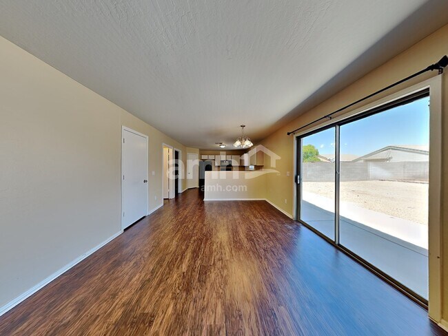 Foto del edificio - 12334 W Columbine Dr