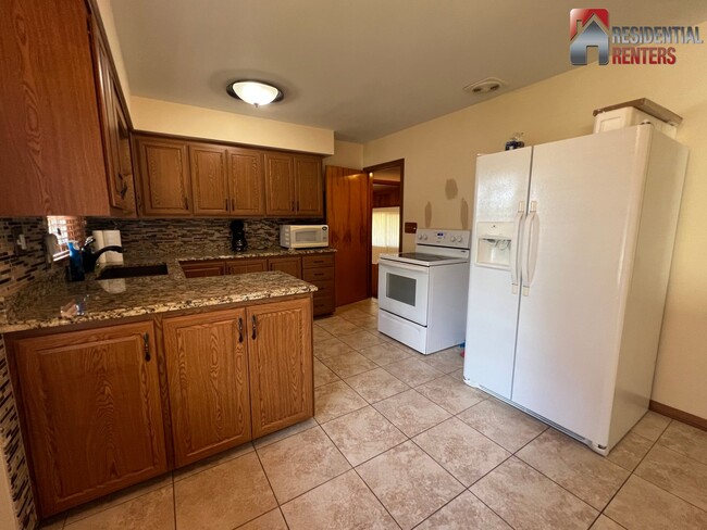 Foto del edificio - 3736 E Oakwood Rd