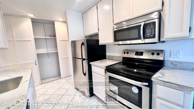 Building Photo - 1 br, 1 bath House - 2 Commodore Dr. #389