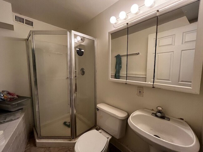 Foto del edificio - 7 Bedroom House VERY close to WWU just bel...