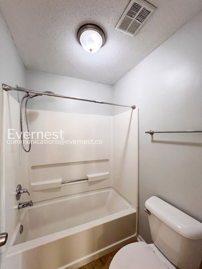 Foto del edificio - 3400 Laurelwood Dr