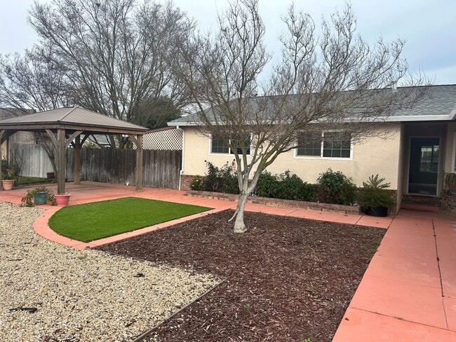 Foto del edificio - 4 Bedroom 2 bath in Oakdale Ca