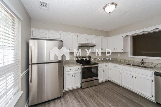 Foto del edificio - 530 Creekwood Cir S