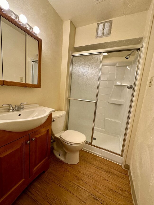 Foto del edificio - Charming One Bedroom in Oakland! Spacious Layout & Great Natural Light! Call Today!