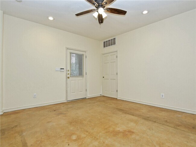 Foto del edificio - 2515 Pace Bend Rd S