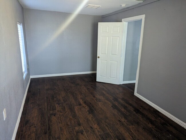 Foto del edificio - 1713 N Ross Ave