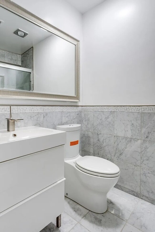 Foto del edificio - 4611 Charleston Terrace NW