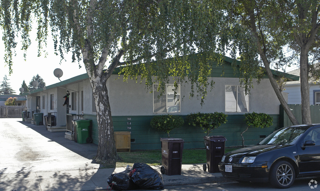 Primary Photo - 754-760 Bartlett Ave
