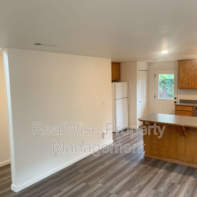 Building Photo - 210 3rd St