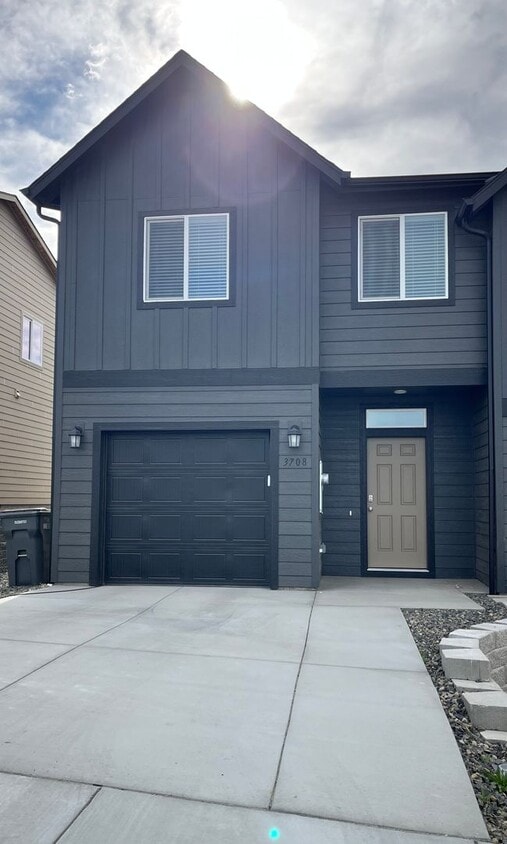 Primary Photo - 3 bed 2.5 bath Townhome