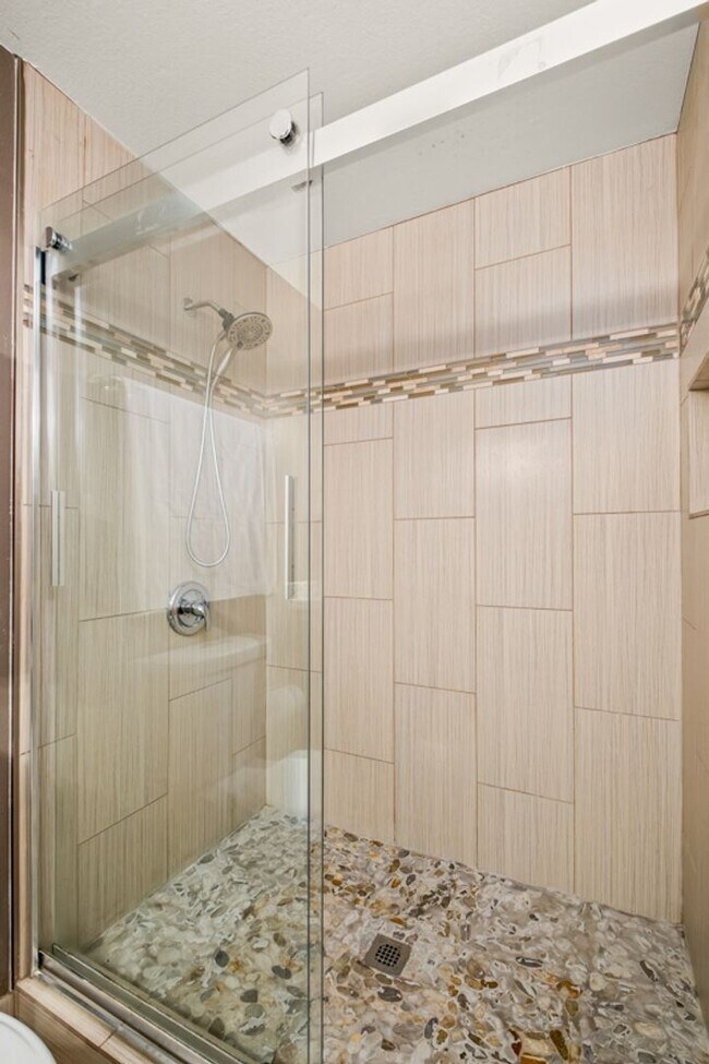 Building Photo - Remodeled Huffaker Hills Townhome - 3bed/2...