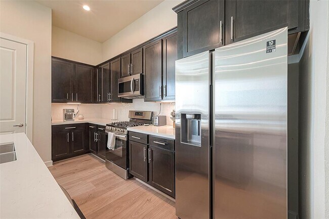 Building Photo - 139 Knightsbridge Park Ln