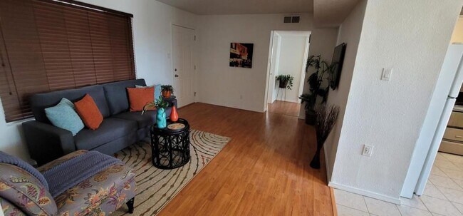 Foto del edificio - 11100 Love Ave Northeast