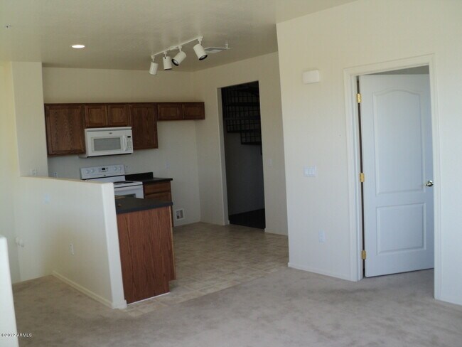 Foto del edificio - 2273 E Huntington Dr