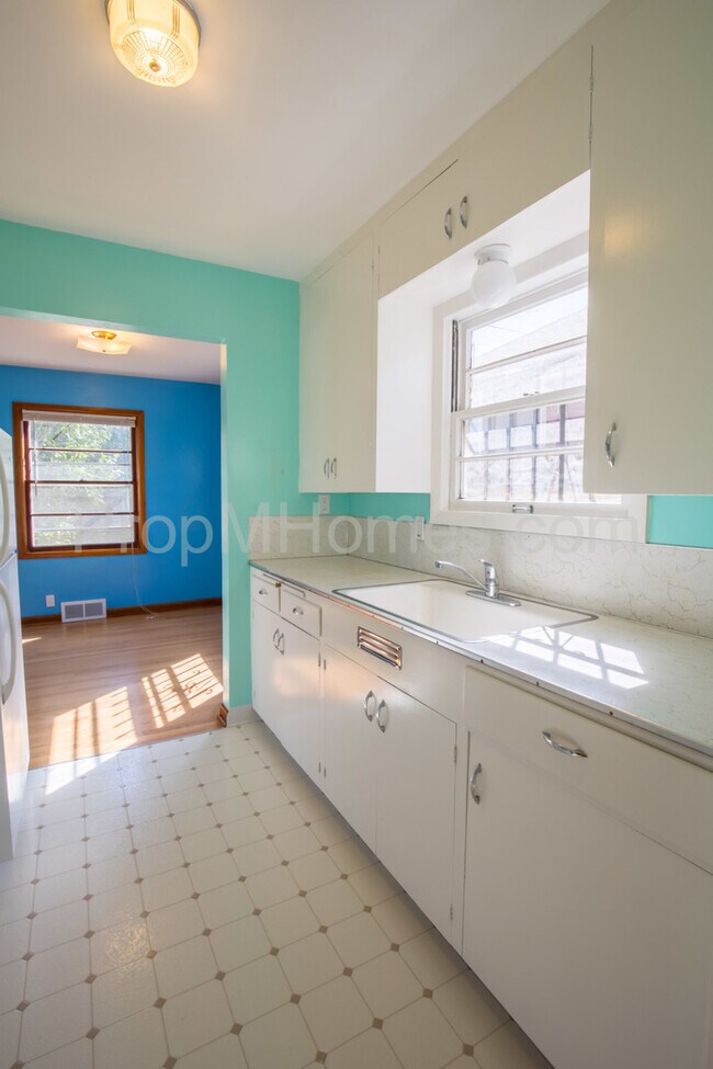 Building Photo - One Block To Alberta -Prime Location - Gre...